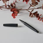 Pen van gerecycled roestvrij staal, gelakte afwerking, zwarte inkt kleur zwart sfeerweegave