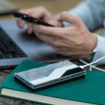 Powerbank van gerecycled kunststof met ledscherm 10.000 mAh kleur zwart tweede sfeerweergave