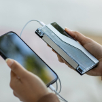 Powerbank van gerecycled kunststof met ledscherm 10.000 mAh kleur zwart sfeerweegave