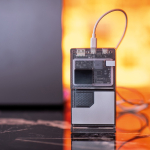 Powerbank van gerecycled plastic met ledscherm 20.000 mAh kleur zwart derde sfeerweergave