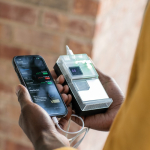 Powerbank van gerecycled plastic met ledscherm 20.000 mAh kleur zwart sfeerweegave