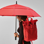 Stormparaplu van gerecycled kunststof met rechte handgreep Ø100 kleur rood derde sfeerweergave