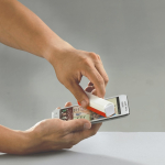 Sspray voor het schoonmaken van de telefoon met microvezeldoek kleur rood zesde weergave