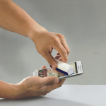 Sspray voor het schoonmaken van de telefoon met microvezeldoek kleur donkerblauw zesde weergave