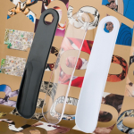 Grote en brede plastic schoenlepel met ophanggaatje