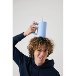 Elegante thermische mok van gerecycled roestvrij staal 800 ml kleur lichtblauw derde weergave met model