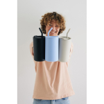 Elegante thermische mok van gerecycled roestvrij staal 800 ml kleur lichtblauw vierde weergave met model
