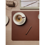 Balpen van gerecycled aluminium met draaimechanisme en blauwe inkt kleur bruin sfeer weergave