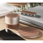 Draadloze speaker van gerecycled aluminium met walnoothoutdetails kleur hout sfeervolle weergave