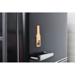 Magnetische bamboe flesopener in de vorm van een bierfles kleur hout sfeervolle weergave