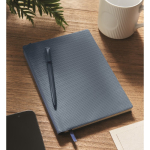 Hardcover notitieboek met balpen aan de binnenkant A5 kleur marineblauw sfeervolle weergave