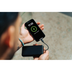 Milieuvriendelijke powerbank voor 2 apparaten met laadindicator 20W kleur zwart sfeer weergave