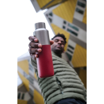 Thermofles van gerecycled staal met lekvrije dop 600ml kleur rood sfeer weergave