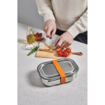 Lunchbox van roestvrij staal met bestek en band Black+Blum 1L kleur oranje sfeer weergave 3