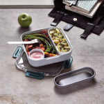 Lunchbox met binnenbakjes en vork Black+Blum 1L kleur turkoois sfeer weergave