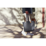 Tote bag met binnenvakken en 15L capaciteit Bellroy kleur zwart sfeer weergave 3