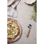Pizzasnijder van roestvrij staal met houten handvat kleur bruin sfeer weergave
