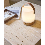 Draagbare milieuvriendelijke zaklamp met logo en houten basis kleur bruin sfeer weergave