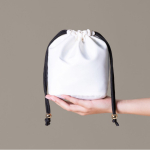 Klein nylon zakje met elegante zwarte trekkoordsluiting vierde weergave