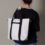 Tas van zacht synthetisch leer met dubbele zwarte handgreep tweede weergave