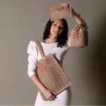 Raffiapapieren toilettas met leren label om te personaliseren