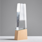 Gestileerde glazen trofee met houten voet die elegantie uitstraalt