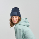Dubbelgelaagde muts van gerecycled polyester met patch