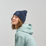Dubbelgelaagde muts van gerecycled polyester met patch