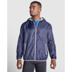 Windjack met capuchon en opvouwbaar achtervak 60 g/m² kleur koningsblauw vierde gebruiksweergave