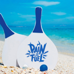 Strandtennisset met 2 houten rackets en 1 bal kleur rood detailweergave 1