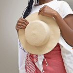 Papieren strohoed in natuurlijke kleur met gekleurde lint voor personalisatie gedetailleerde weergave 2