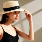 Papieren strohoed in natuurlijke kleur met gekleurde lint voor personalisatie gedetailleerde weergave 3