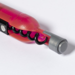 Magnetische kurkentrekker in de vorm van een wijnfles met opener kleur roze