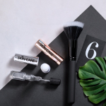 Lippenbalsem in stickvorm met metallic kleuren derde weergave