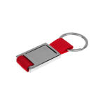 Metalen sleutelhanger met textiel band in eigentijds design kleur rood
