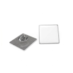 Vierkante metalen pin met bolle afwerking en stevige sluiting kleur zilver