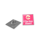 Kleine rechthoekige metalen pin met bolle afwerking en stevige sluiting