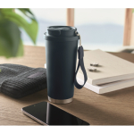 Gerecycled RVS glas met deksel en rietje 2-in-1 500ml kleur marineblauw sfeervolle weergave