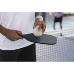 Pickleballset met 2 rackets en 1 bal in meshzak kleur marineblauw sfeervolle weergave