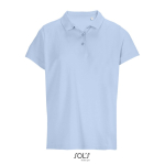 Damespolo van 100% gekamd katoen met geribbelde kraag en 3 knoopjes kleur pastel blauw