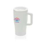 Premium keramische mok met handvat en lekvrij deksel 490 ml kleur wit weergave met logo