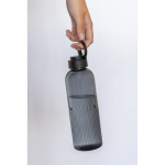 RPET-fles met grip en origineel ribbel design 750 ml kleur zwart sfeer weergave 2