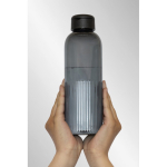 RPET-fles met grip en origineel ribbel design 750 ml kleur zwart sfeer weergave 3