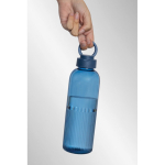 RPET-fles met grip en origineel ribbel design 750 ml kleur marineblauw sfeer weergave 3