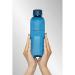 RPET-fles met grip en origineel ribbel design 750 ml kleur marineblauw sfeer weergave 4