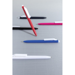 Pen van gerecycled plastic met ultra‑vloeiende blauwe inkt kleur zwart sfeer weergave