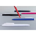 Pen van gerecycled plastic met ultra‑vloeiende blauwe inkt kleur zwart sfeer weergave 2