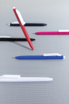 Pen van gerecycled plastic met ultra‑vloeiende blauwe inkt kleur roze sfeer weergave