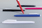 Pen van gerecycled plastic met ultra‑vloeiende blauwe inkt kleur roze sfeer weergave 2