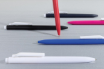 Pen van gerecycled plastic met ultra‑vloeiende blauwe inkt kleur roze sfeer weergave 3